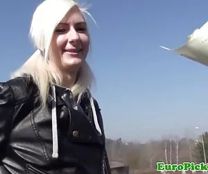 Các Xem cổ khiêu dâm bà kéo cô quần màu hồng và đầu hàng sex. Tình dục sinh