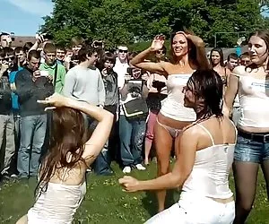 Cô Nga khiêu dâm, muốn xoa bóp!. Mới khiêu dâm với dịch trực tuyến