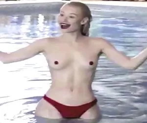 Xinh Sâu bướm khiêu dâm đẹp nhảy múa và vuốt ve mình. Bộ phim khiêu dâm xem trực tuyến