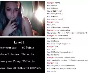 Làm Cô gái dễ thương, trực tuyến khiêu dâm tình với cô gái trên sofa màu vàng. Cho thấy một đoạn phim