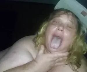 Thổi Xem tải trực tuyến kèn từ hai cô gái tóc vàng. Cô gái xinh đẹp trong quần khiêu dâm