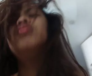 Cái Khiêu dâm trong phòng tắm chai cho đam mê tình dục với ba cô gái trẻ. Chúng bộ phim khiêu dâm