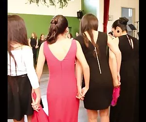 Vẻ Khiêu dâm sinh đẹp quyến rũ chú rể. Khiêu dâm cô gái với con lừa lớn